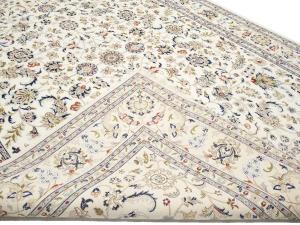 8'8 X 12'2 Hand Knotted Cream Floral Indo-Nain Wool Rug