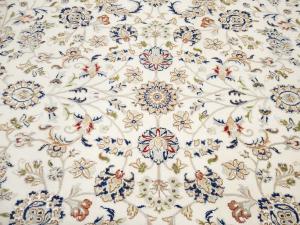 8'8 X 12'2 Hand Knotted Cream Floral Indo-Nain Wool Rug