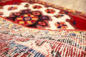 2'8 x 3'3 Hand Knotted Heriz Floral Persian Wool Rug