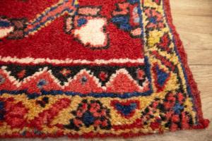 2'8 x 3'3 Hand Knotted Heriz Floral Persian Wool Rug