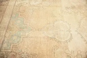 9'7 x 13'2 Hand-Knotted Muted Floral Oriental Wool Rug