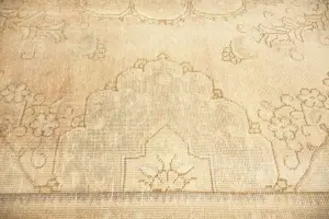 9'7 x 13'2 Hand-Knotted Muted Floral Oriental Wool Rug