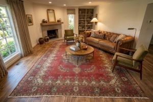 9'7 x 13'0 Hand Knotted Traditional Red Floral Wool Rug